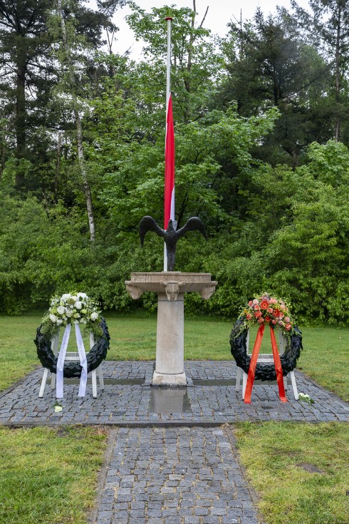 Vlag en kransen bij Oorlogsmonument