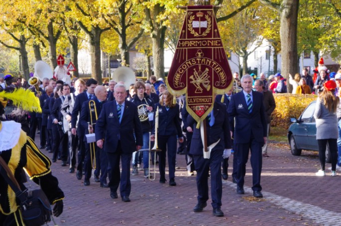 Cor links naast vaandel