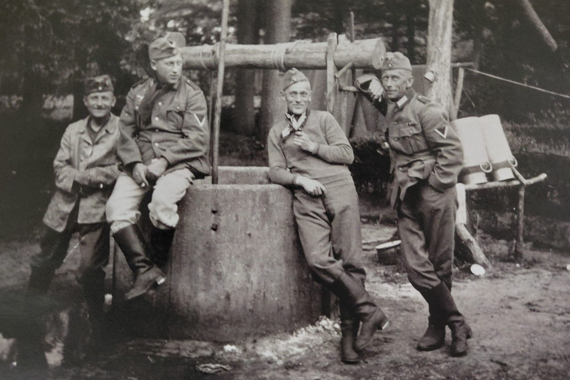 Duitse soldaten bij waterbron