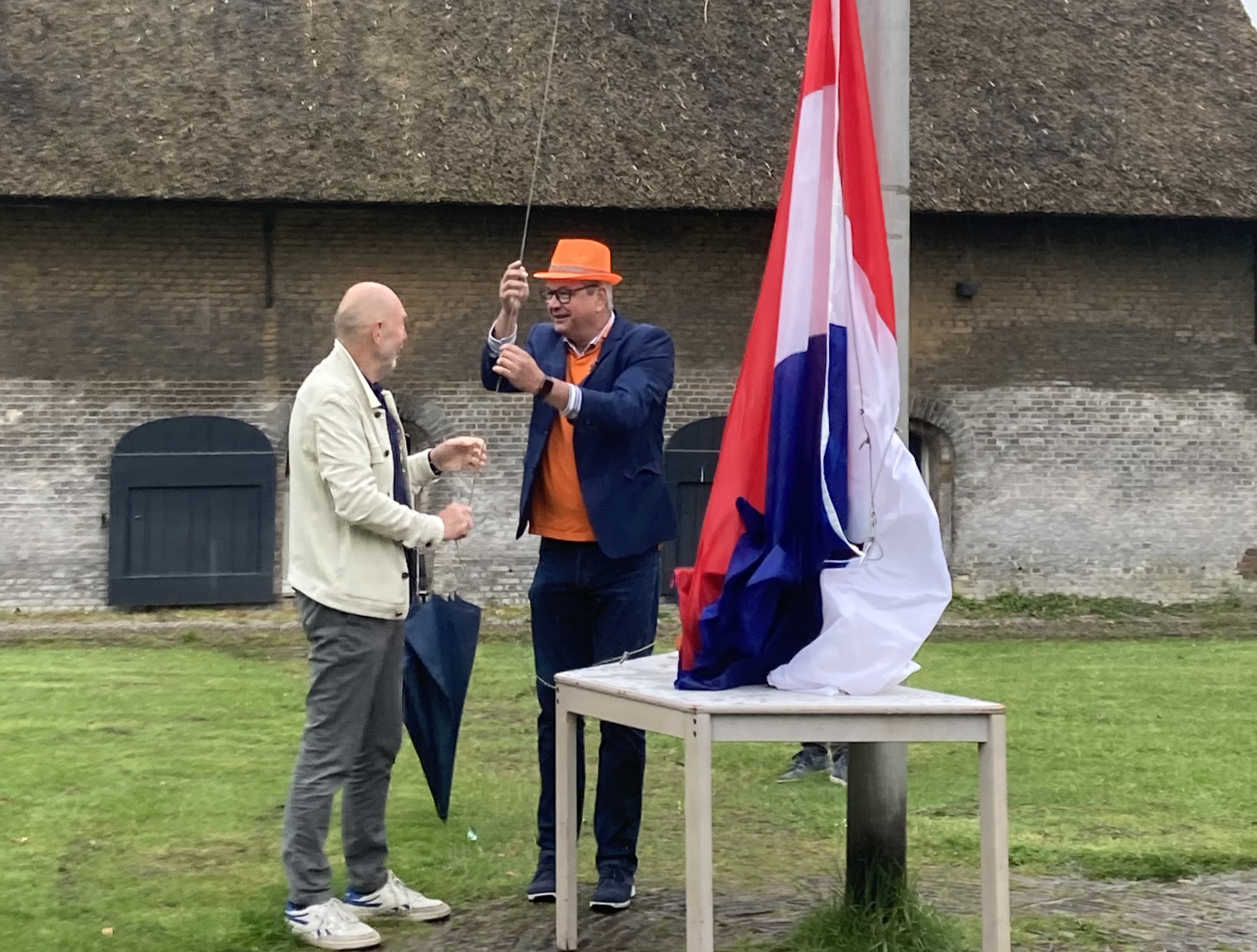 Kees van Hooijdonk en Frank Husson hijsen de vlag