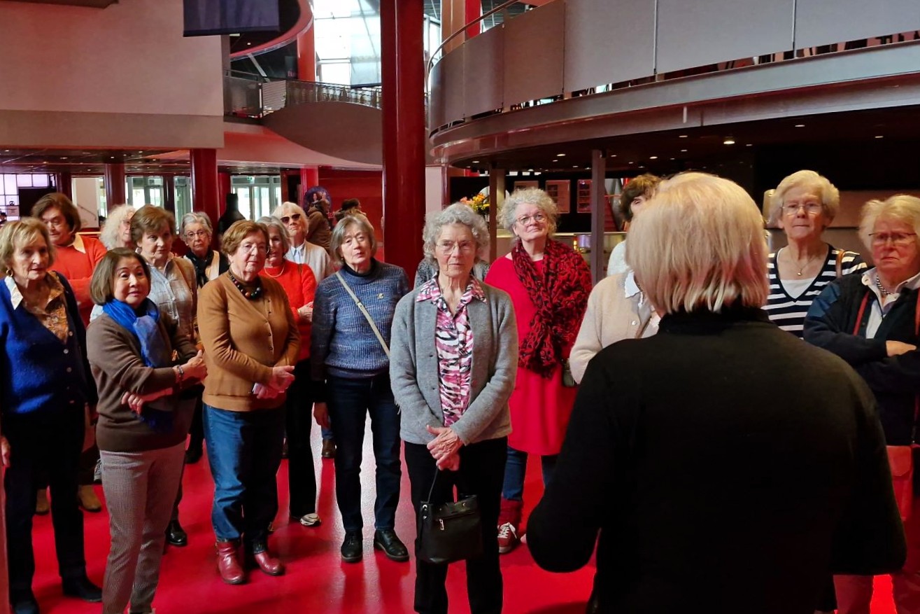 Damescollectief in foyer Chassé